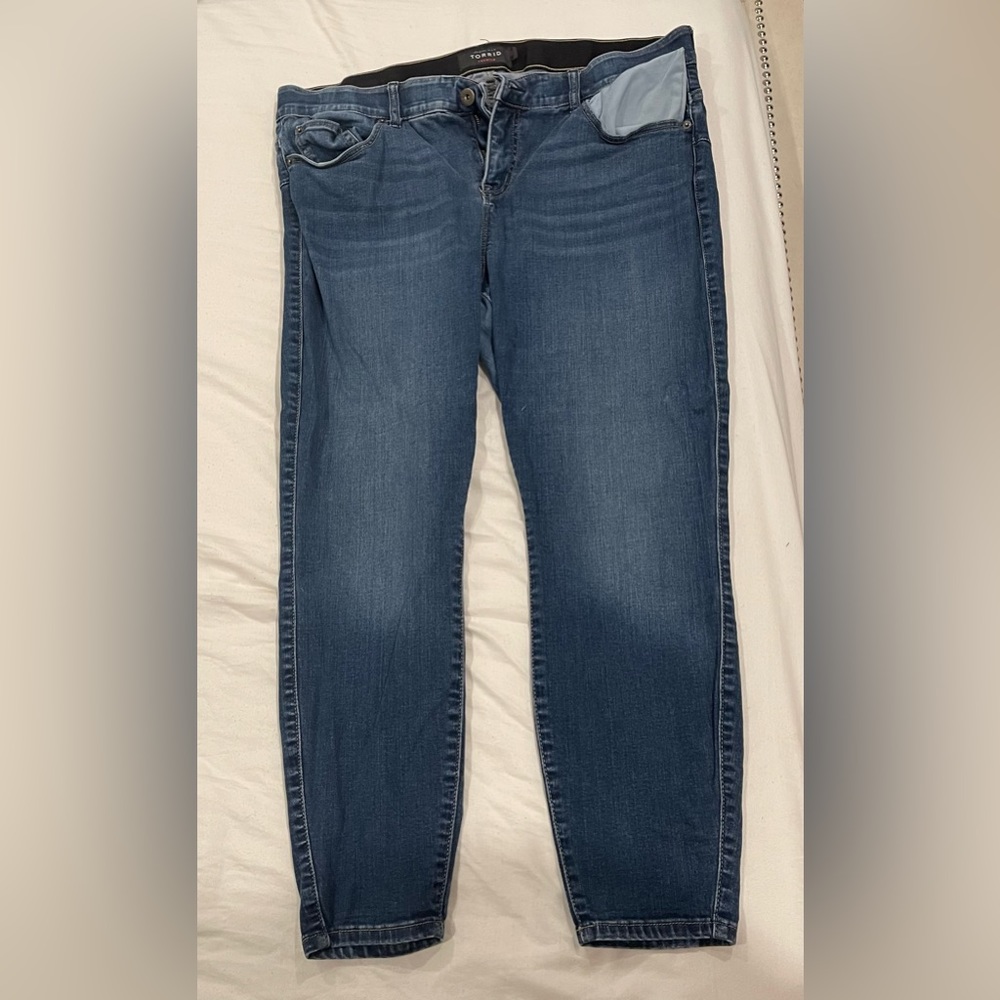 Torrid high rise bombshell skinny jeans dark wash
